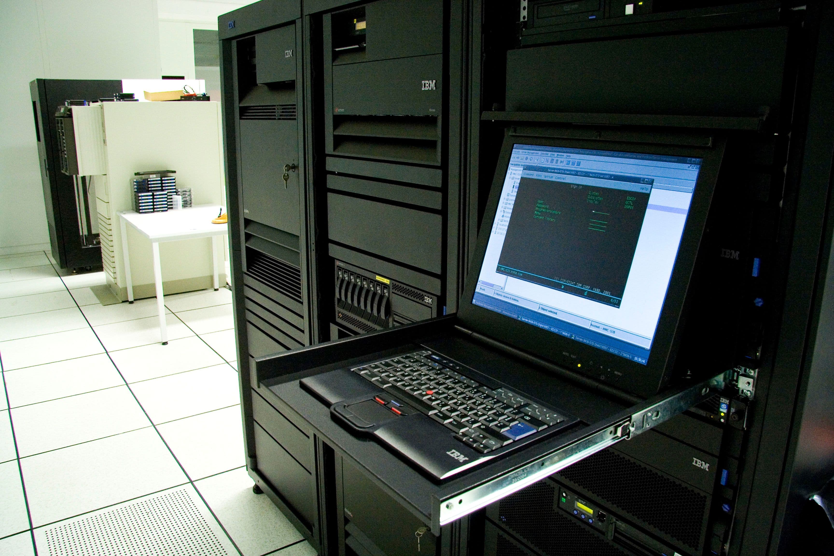 COBOL-Programme auf moderne Plattformen migrieren: Herausforderungen und Strategien